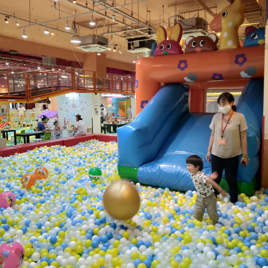 キッズキャッスル三郷 小さい子供が思いっきり遊べる屋内遊び場 大きなボールプールや遊具が楽しい あぼーの子育て日記 キッズキャッスル三郷 小さい子供が思いっきり遊べる屋内遊び場 大きなボールプールや遊具が楽しい あぼーの子育て日記
