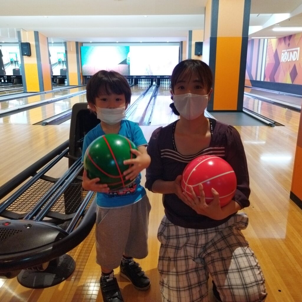 初めてのボウリング】3歳の子供でもボウリングの球は持てるの!?子供が ...