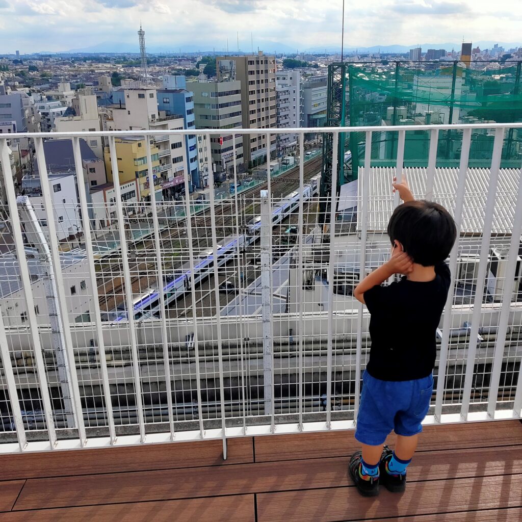 あおぞらぱーく 荻窪タウンセブン ビル屋上からトレインビュー 木製遊具も楽しく遊べてオススメ あぼーの子育て日記