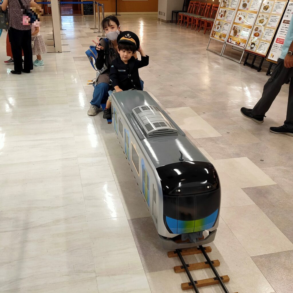 西武鉄道ふれあいイベント 西武所沢s C 西武鉄道のミニ電車と記念撮影 西武電車焼きも素敵 あぼーの子育て日記